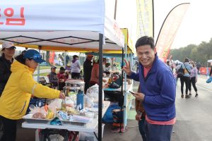 Dozens of vendors provided marathon apparel and healthy breakfast foods. (Photo by Douglas W. Motley)