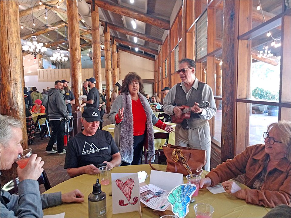 Maxx and Coreena serenaded the diners with what they called “table songs.” (Photo by Mary-Justine Lanyon)