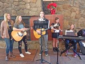 James and Keely of the Mountain Music School played Christmas carols for the diners, accompanied by two of their students and their daughter, Cadence. (Photo by Mary-Justine Lanyon)