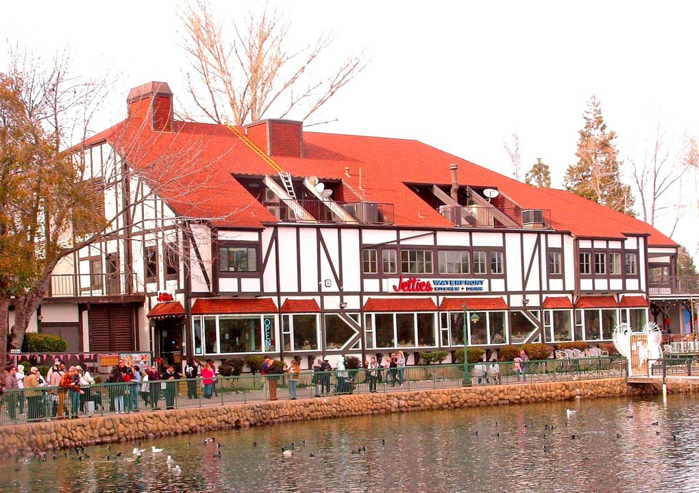 Jetties Waterfront Kitchen + Drink boasts one of the great restaurant settings in all of the San Bernardino Mountains. (Photo by T. Wilcox)