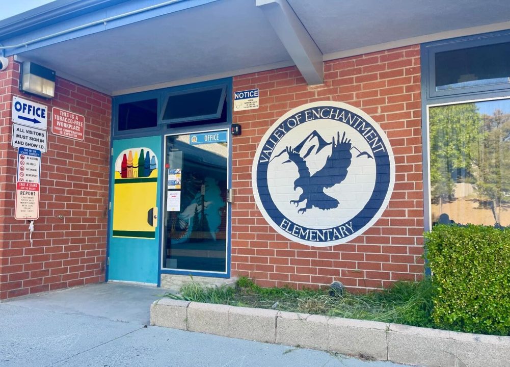 Alex Abarca painted the school’s logo on an adjoining wall. (Photo: VOE Elementary School)