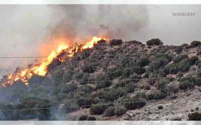 Brush fire briefly threatens mountain communities