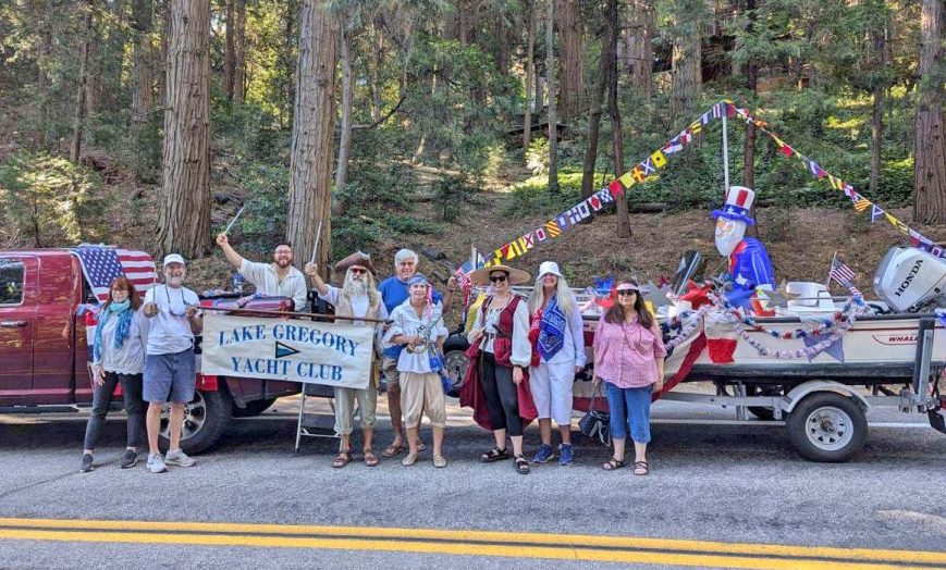 The Lake Gregory Yacht Club’s float was awarded the Arthur Gregory Trophy. Photos unless otherwise noted by Douglas W. Motley and Rhea-Frances Tetley)