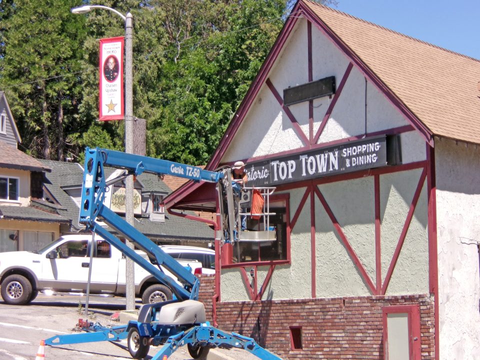 The Top Town sign being installed just days before the Jamboree Days parade.