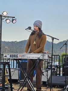 Ara Tokatlian mesmerized the crowd first on the keyboard and then on his sax. (Photo by Mary-Justine Lanyon)
