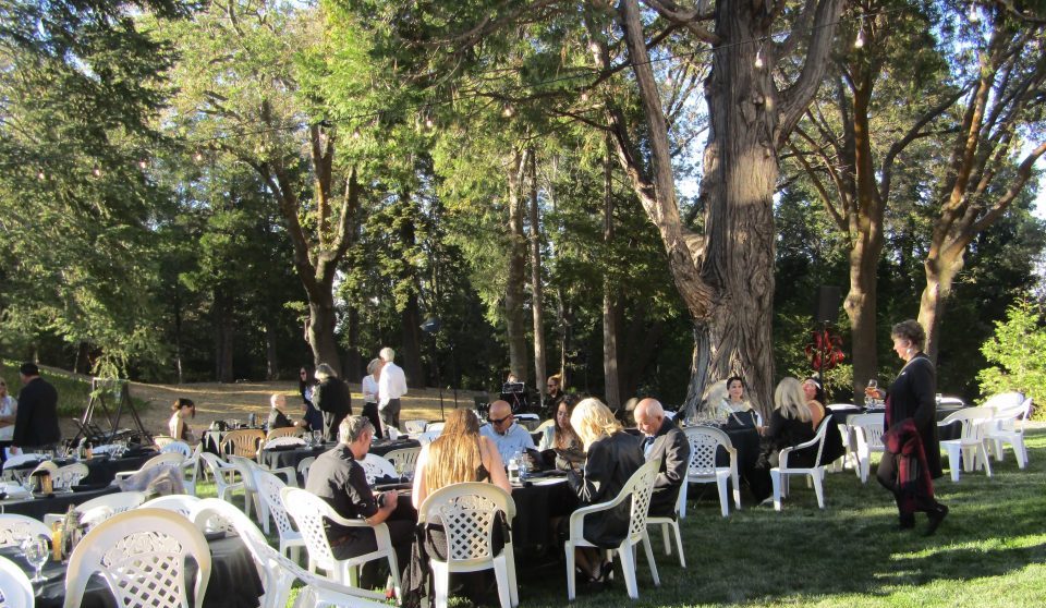 The Great Gatsby-themed gala was held in the spacious backyard of host Brian Cohen’s home. (Photos by Douglas W. Motley and Rhea-Frances Tetley)