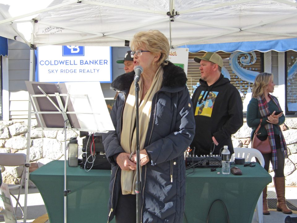 Announcing this year’s lineup of parade entrants was Hollywood actress Gloria Loring. (Photos by Douglas W. Motley)