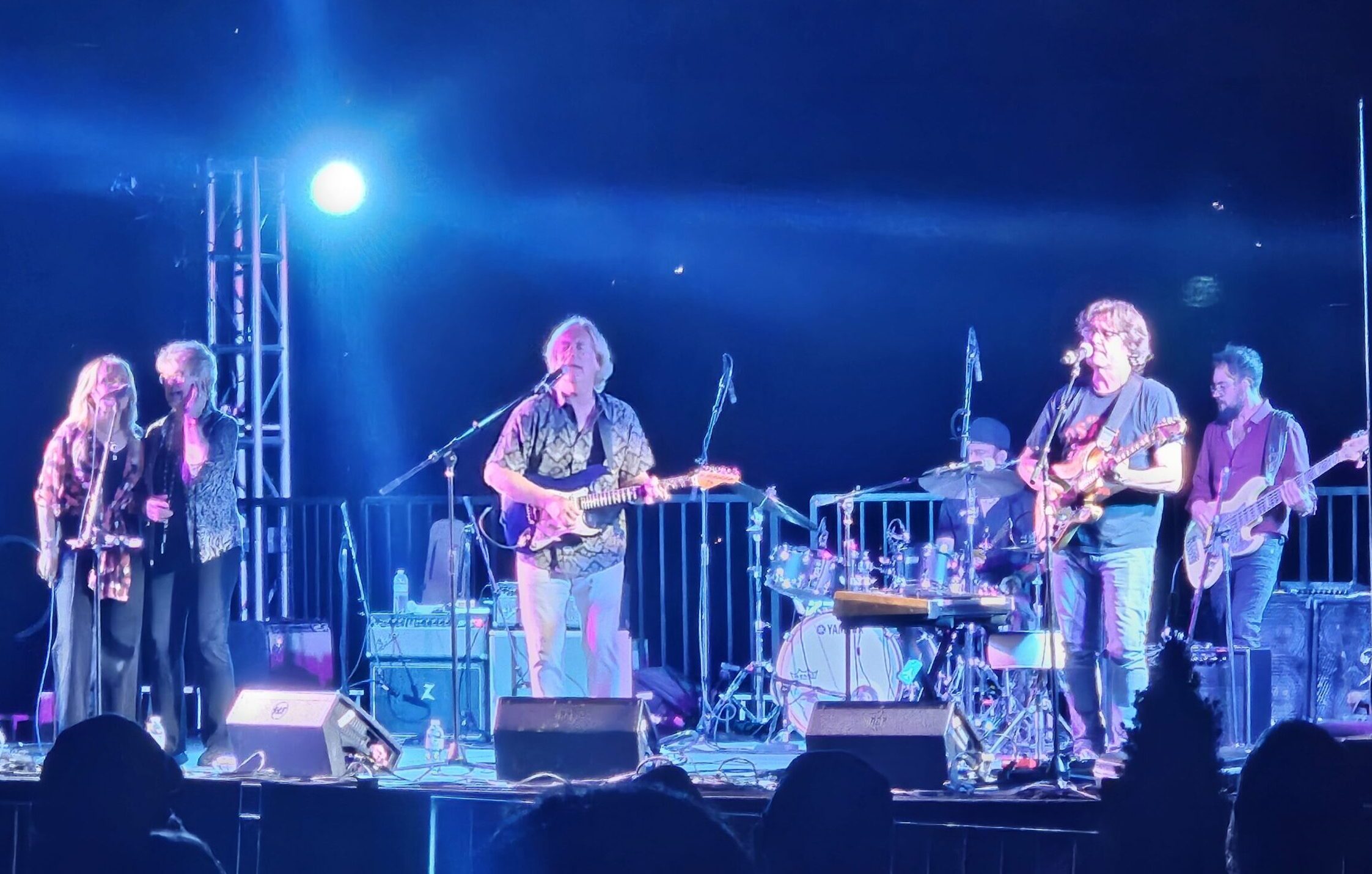Gloria Loring joined the Carl Verheyen Band for a song at Thursday’s concert.